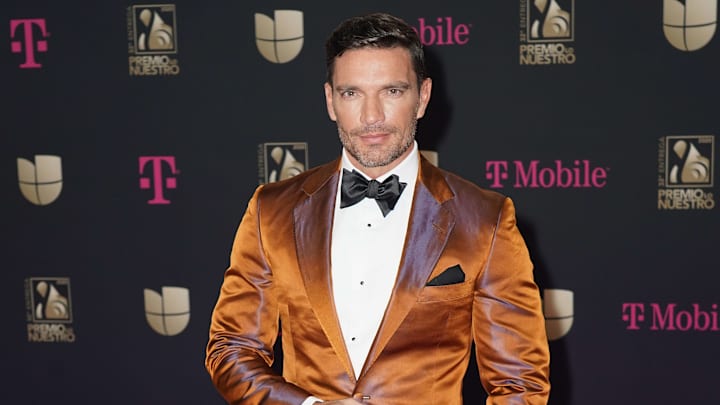 Julián Gil en la celebración de Premio Lo Nuestro 2020
