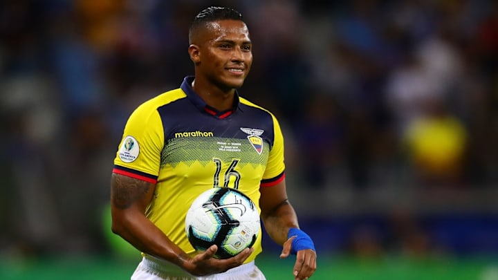 Lembra dele? O veterano Valencia pode assinar gratuitamente com qualquer clube. 