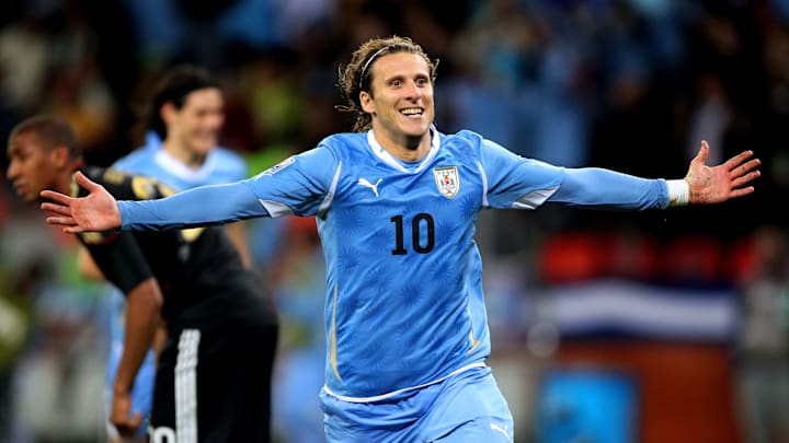Forlan anota ante Alemania en el partido por el tercer puesto en Sudáfrica 2010