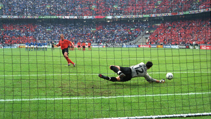 Italy beat Netherlands on penalties to reach the Euro 2000 final