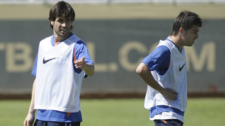 Valencia's David Albelda (L) speaks with