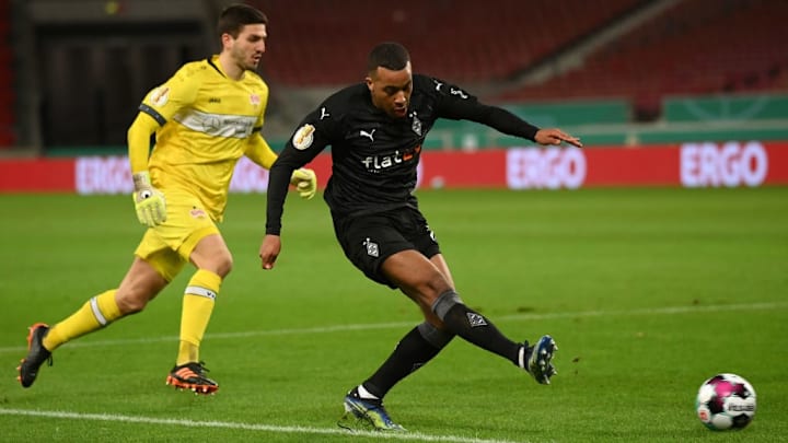 Alassane Plea (r.) trifft zum 2:1 für Gladbach - Fabian Bredlow kann nur hinterher schauen.