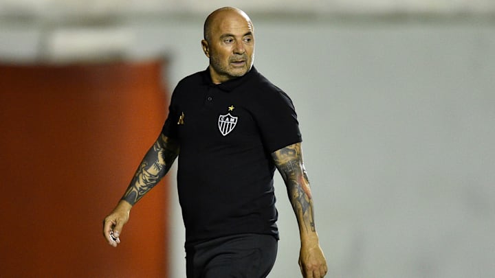 Sampaoli não vai contar com Junior Alonso, Alan Franco e Savarino contra o Fluminense. Ao todo, trio vai ficar fora de três partidas da equipe.