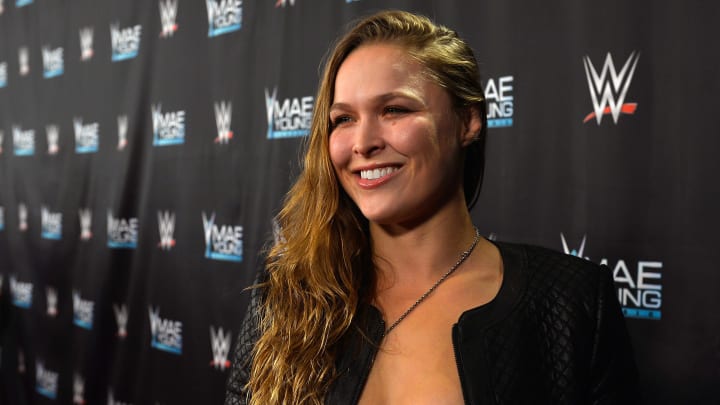 Ronda Rousey fue arrestada realmente en un evento de la WWE junto a Becky Lynch y Charlotte Flair