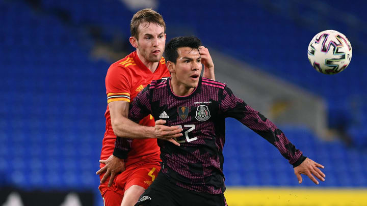 Hirving Lozano peleando por la posesión del esférico. Hirving Lozano peleando por la posesión del esférico.