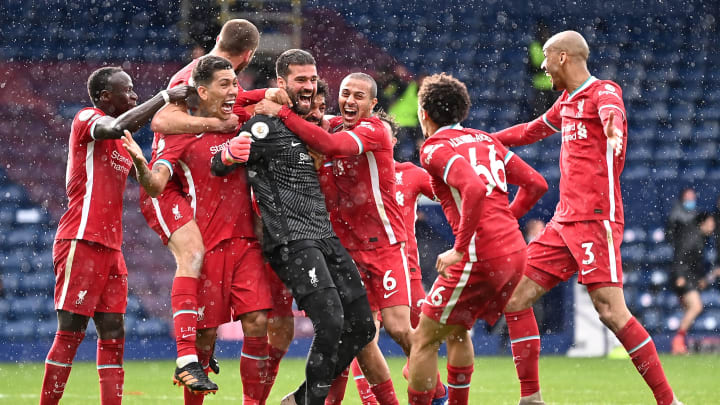 Liverpool-Keeper Alisson Becker wird nach seinem Tor gefeiert