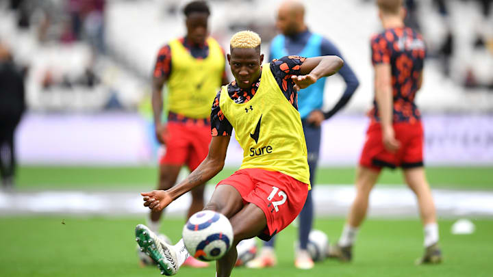 Moussa Djenepo ısınmada şut çekiyor. Moussa Djenepo ısınmada şut çekiyor.