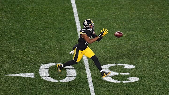 Smith-Schuster anotó 9 touchdowns con los Steelers en la temporada 2020-21
