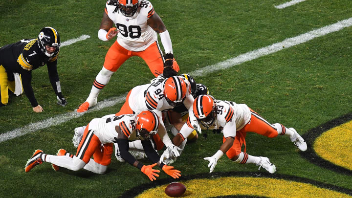 Ben Roethlisberger watches the Browns score.