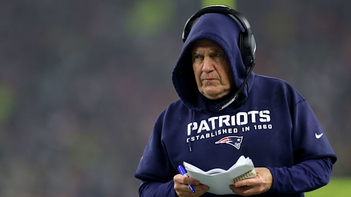 El entrenador de los Patriots, Bill Belichick, estudia el mejor sistema para comenzar el campeonato