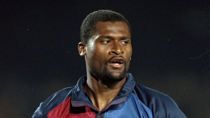 Winston Bogarde, latéral néerlandais, n'a joué qu'un seul match lors de sa première saison chez les Blaugrana.