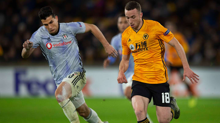 Necip Uysal, Diogo Jota'nın peşinde. Necip Uysal, Diogo Jota'nın peşinde.