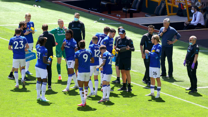 Everton players in their Premier League defeat to Wolves.