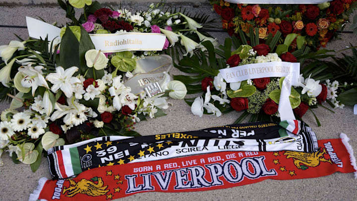 Wreathes and football scarves of Italian