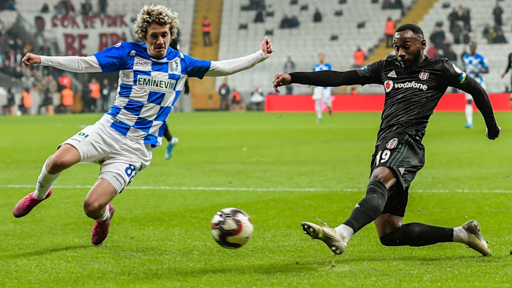 Georges-Kevin N'Koudou ile Osman Çelik topa hareketleniyor. Georges-Kevin N'Koudou ile Osman Çelik topa hareketleniyor.