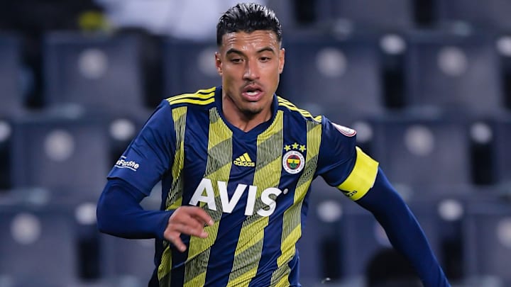Nabil Dirar topla ilerliyor. Nabil Dirar topla ilerliyor.