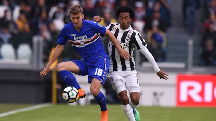 TURIN, ITALY - APRIL 15: Dennis Praet (L) of Sampdoria is challenged by Juan Cuadrado of Juventus during the serie A match between Juventus and UC Sampdoria at Allianz Stadium on April 15, 2018 in Turin, Italy. (Photo by Tullio M. Puglia/Getty Images)