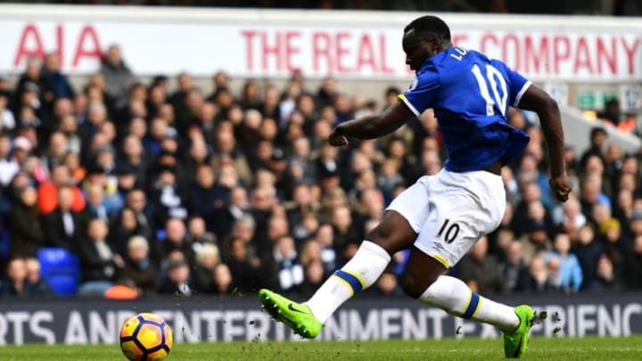 LONDON, ENGLAND - MARCH 05: Romelu Lukaku of Everton scores his sides first goal during the Premier League match between Tottenham Hotspur and Everton at White Hart Lane on March 5, 2017 in London, England. (Photo by Dan Mullan/Getty Images)