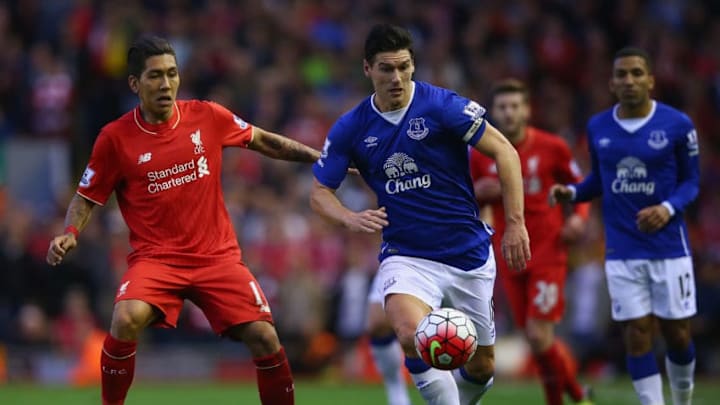 LIVERPOOL, ENGLAND - APRIL 20: Gareth Barry of Everton moves away from Roberto Firmino of Liverpool during the Barclays Premier League match between Liverpool and Everton at Anfield on April 20, 2016 in Liverpool, England. (Photo by Clive Brunskill/Getty Images)