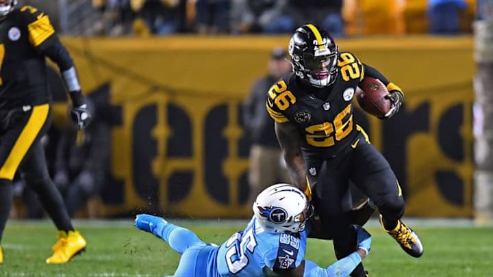 PITTSBURGH, PA - NOVEMBER 16: Le'Veon Bell #26 of the Pittsburgh Steelers carries the ball against Jayon Brown #55 of the Tennessee Titans in the first half during the game at Heinz Field on November 16, 2017 in Pittsburgh, Pennsylvania. (Photo by Joe Sargent/Getty Images)