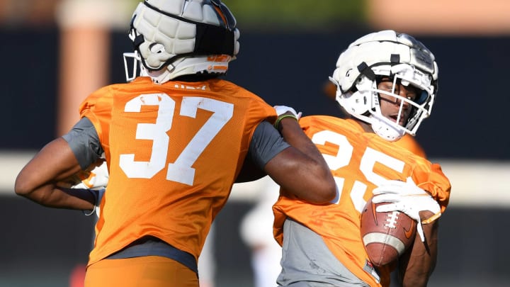 Tennessee defensive back Desmond Williams makes a catch in a drill during Tennessee football spring practice at University of Tennessee, Thursday, March 24, 2022.Volspractice0324 1197