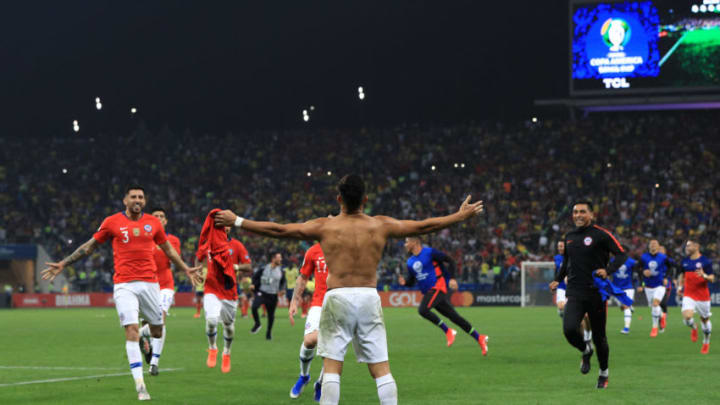 SAO PAULO, BRAZIL - JUNE 28: Alexis Sanchez of Chile celebrates with teammates after scoring the winning penalty during a shootout after the Copa America Brazil 2019 quarterfinal match between Colombia and Chile at Arena Corinthians on June 28, 2019 in Sao Paulo, Brazil. (Photo by Buda Mendes/Getty Images)