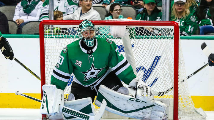 DALLAS, TX – NOVEMBER 18: Dallas Stars goalie Ben Bishop (30) waits for the puck to come around from behind the net during the game between the Dallas Stars and the Edmonton Oilers on November 18, 2017 at the American Airlines Center in Dallas, Texas. Dallas defeats Edmonton 6-3.(Photo by Matthew Pearce/Icon Sportswire via Getty Images)