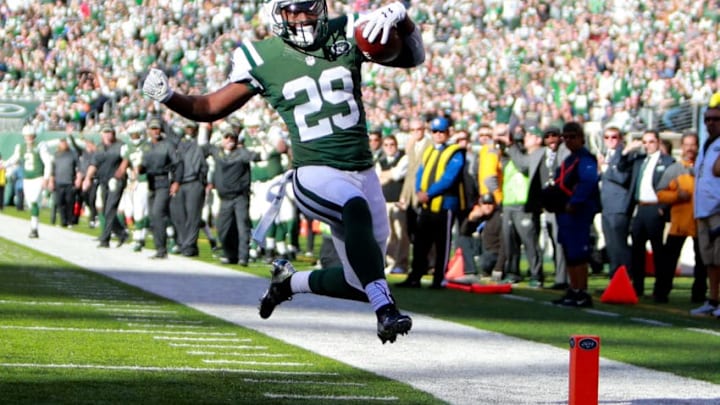 EAST RUTHERFORD, NJ - NOVEMBER 13: Bilal Powell #29 of the New York Jets leaps into the endzone for a touchdown against the Los Angeles Rams in the second quarter at MetLife Stadium on November 13, 2016 in East Rutherford, New Jersey. (Photo by Michael Reaves/Getty Images)
