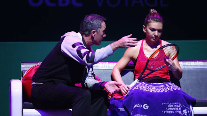 SINGAPORE - OCTOBER 25: Simona Halep of Romania sits with coach Darren Cahill in her singles match against Caroline Wozniacki of Denmark during day 4 of the BNP Paribas WTA Finals Singapore presented by SC Global at Singapore Sports Hub on October 25, 2017 in Singapore. (Photo by Clive Brunskill/Getty Images)