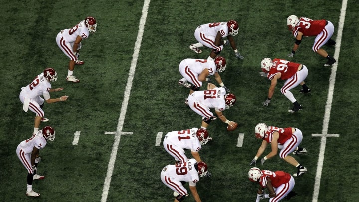 ARLINGTON, TX – DECEMBER 04: The Oklahoma Sooners on offense against the Nebraska Cornhuskers during the Big 12 Championship at Cowboys Stadium on December 4, 2010 in Arlington, Texas. (Photo by Ronald Martinez/Getty Images)