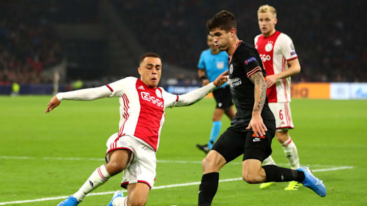 AMSTERDAM, NETHERLANDS - OCTOBER 23: Sergino Dest of Ajax tackles Christian Pulisic of Chelsea during the UEFA Champions League group H match between AFC Ajax and Chelsea FC at Amsterdam Arena on October 23, 2019 in Amsterdam, Netherlands. (Photo by Dean Mouhtaropoulos/Getty Images)
