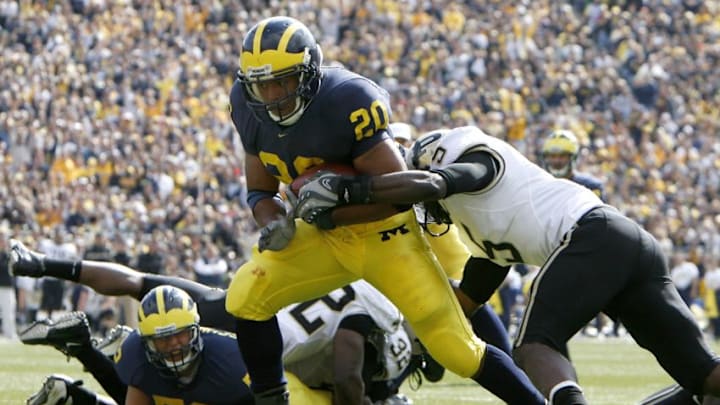 ANN ARBOR, MI - OCTOBER 13: Mike Hart of the Michigan Wolverines gets around Terrell Vinson