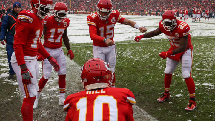 Kansas City Chiefs wide receiver Tyreek Hill (10) celebrates with quarterback Patrick Mahomes (15) and teammates (Photo by Scott Winters/Icon Sportswire via Getty Images)