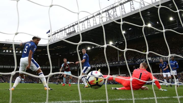 LIVERPOOL, ENGLAND - OCTOBER 01: Jeff Hendrick of Burnley (obscure) scores his sides first goal past Jordan Pickford of Everton during the Premier League match between Everton and Burnley at Goodison Park on October 1, 2017 in Liverpool, England. (Photo by Alex Livesey/Getty Images)