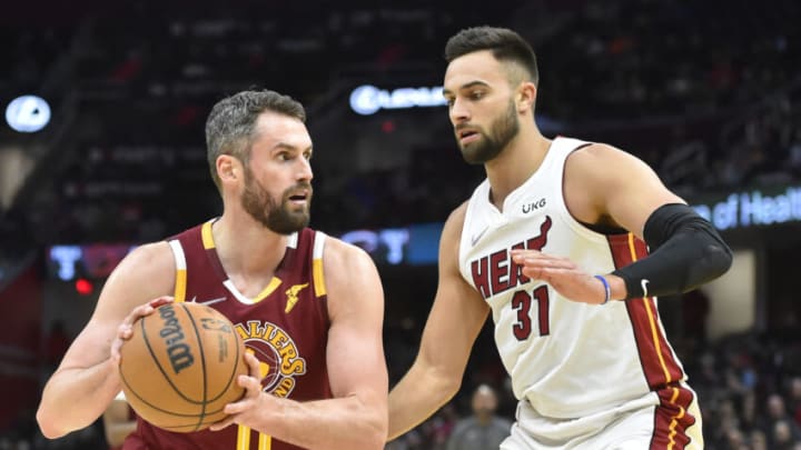 Miami Heat guard Max Strus (31) defends Cleveland Cavaliers forward Kevin Love (0)(David Richard-USA TODAY Sports)