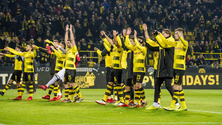 DORTMUND, GERMANY – DECEMBER 16: The team of Borussia Dortmund celebrates the win together after the final whistle during the Bundesliga match between Borussia Dortmund and SG 1899 Hoffenheim at the Signal Iduna Park on December 16, 2017 in Dortmund, Germany. (Photo by Alexandre Simoes/Borussia Dortmund/Getty Images)