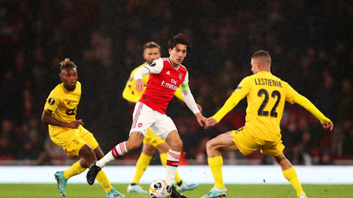 LONDON, ENGLAND - OCTOBER 03: Hector Bellerin of Arsenal passes the ball under pressure from Maxime Lestienne of Standard Liege during the UEFA Europa League group F match between Arsenal FC and Standard Liege at Emirates Stadium on October 03, 2019 in London, United Kingdom. (Photo by Dan Istitene/Getty Images) LONDON, ENGLAND - OCTOBER 03: Hector Bellerin of Arsenal passes the ball under pressure from Maxime Lestienne of Standard Liege during the UEFA Europa League group F match between Arsenal FC and Standard Liege at Emirates Stadium on October 03, 2019 in London, United Kingdom. (Photo by Dan Istitene/Getty Images)