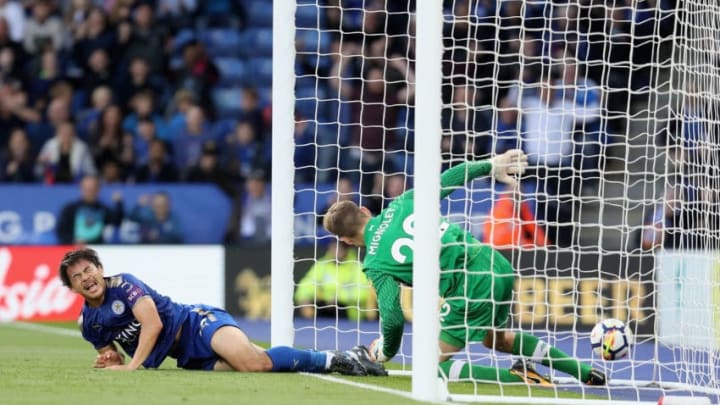 LEICESTER, ENGLAND - SEPTEMBER 23: Shinji Okazaki of Leicester City scores his sides first goal past Simon Mignolet of Liverpool during the Premier League match between Leicester City and Liverpool at The King Power Stadium on September 23, 2017 in Leicester, England. (Photo by Linnea Rheborg/Getty Images)