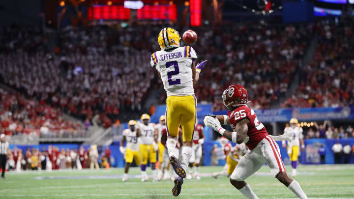 ATLANTA, GEORGIA – DECEMBER 28: Wide receiver Justin Jefferson #2 of the LSU Tigers catches for a touchdown in the second quarter against safety Justin Broiles #25 of the Oklahoma Sooners during the Chick-fil-A Peach Bowl at Mercedes-Benz Stadium on December 28, 2019 in Atlanta, Georgia. (Photo by Gregory Shamus/Getty Images)