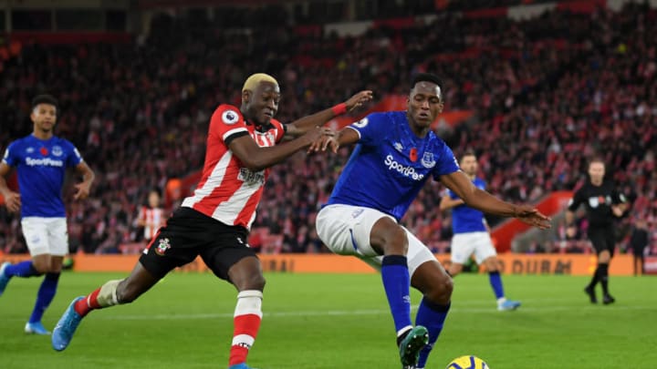 SOUTHAMPTON, ENGLAND - NOVEMBER 09: Moussa Djenepo of Southampton battles for possession Yerry Mina of Everton during the Premier League match between Southampton FC and Everton FC at St Mary's Stadium on November 09, 2019 in Southampton, United Kingdom. (Photo by Alex Davidson/Getty Images)
