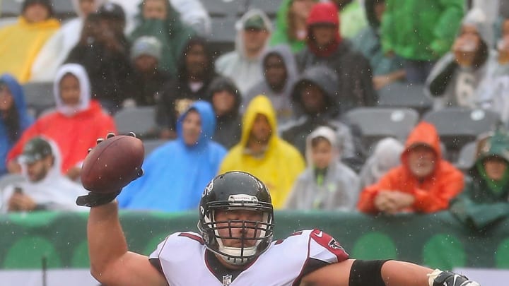 EAST RUTHERFORD, NJ – OCTOBER 29: Offensive guard Wes Schweitzer #71 of the Atlanta Falcons (Photo by Ed Mulholland/Getty Images)