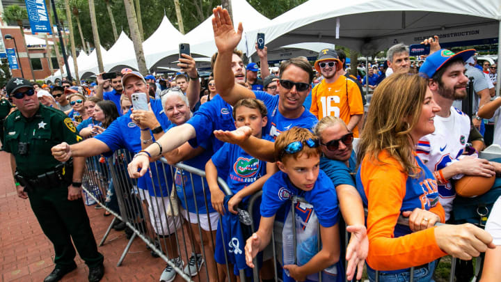 Fans cheer and give their best gator chomp as the Florida Gators arrived for Gator Walk as they were greeted by fans before playing the Tennessee Volunteers Saturday September 25, 2021 at Ben Hill Griffin Stadium in Gainesville, FL. [Doug Engle/GainesvilleSun]2021Flgai 092521 Gatorsvsvolsgatorwalk