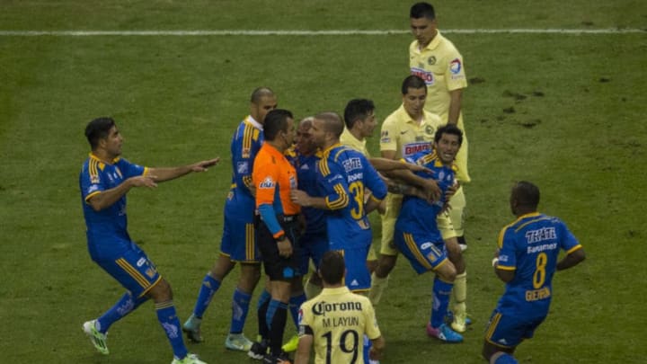 MEXICO CITY, MEXICO - DECEMBER 14: Players of Tigres discuss with referee Paul Delgadillo during a Final second leg match between America and Tigres UANL as part of the Apertura 2014 Liga MX at Azteca Stadium on December 14, 2014 in Mexico City, Mexico. (Photo by Miguel Tovar/LatinContent/Getty Images)