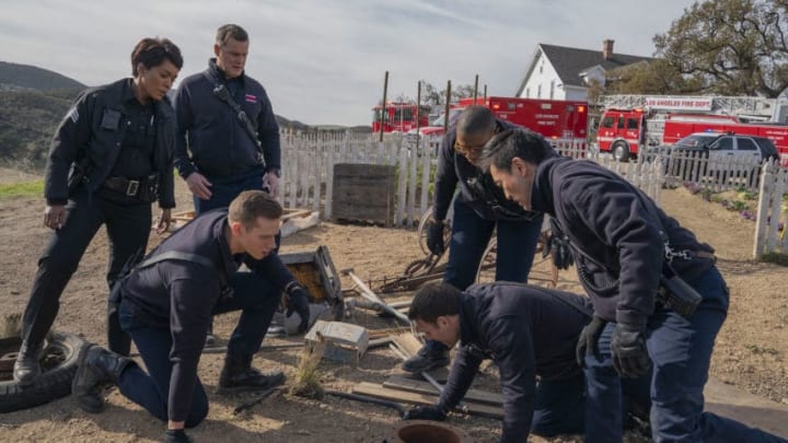 9-1-1: L-R: Angela Bassett, Peter Krause, Oliver Stark, Ryan Guzman, Aisha Hinds and Kenneth Choi in the “Eddie Begins” episode of 9-1-1 airing Monday, April 20 (8:00-9:01 PM ET/PT) on FOX. CR: Jack Zeman / FOX. © 2020 FOX Media LLC.
