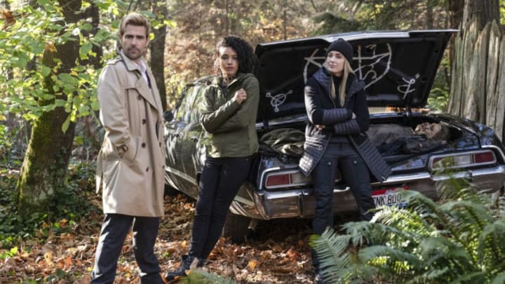 Legends of Tomorrow -- "Zari Not Zari" -- Image Number: LGN509b_0500b.jpg -- Pictured (L-R): Matt Ryan as Constantine, Maisie Richardson-Sellers as Charlie and Caity Lotz as Sara Lance/White Canary -- Photo: Michael Courtney/The CW -- © 2020 The CW Network, LLC. All Rights Reserved.