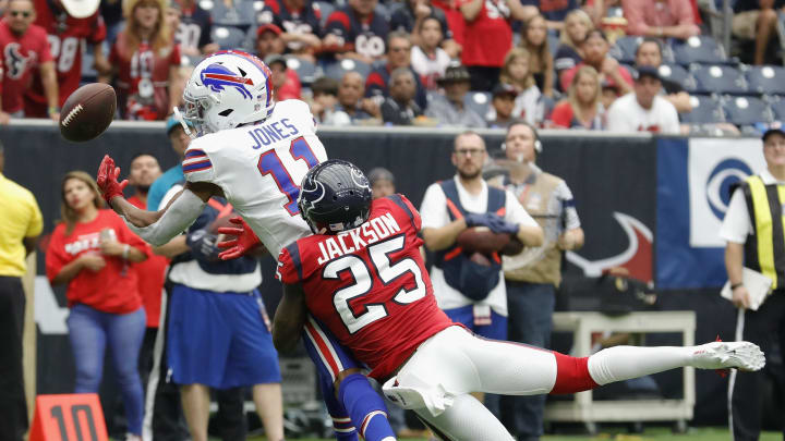 HOUSTON, TX – OCTOBER 14: Kareem Jackson #25 of the Houston Texans breaks up a pass intended for Zay Jones #11 of the Buffalo Bills in the third quarter at NRG Stadium on October 14, 2018 in Houston, Texas. (Photo by Tim Warner/Getty Images)