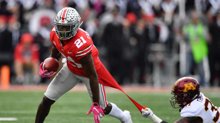 COLUMBUS, OH – OCTOBER 13: Kiondre Thomas #31 of the Minnesota Golden Gophers keeps a hold on the jersey of Parris Campbell #21 of the Ohio State Buckeyes as Campbell runs upfield in the second quarter at Ohio Stadium on October 13, 2018 in Columbus, Ohio. (Photo by Jamie Sabau/Getty Images)