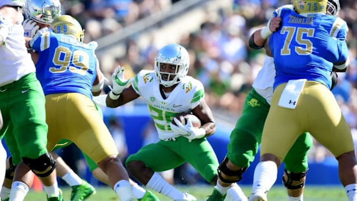PASADENA, CA - OCTOBER 21: CJ Verdell #25 of the Oregon Ducks cuts back on a run during the first half against the UCLA Bruins at Rose Bowl on October 21, 2017 in Pasadena, California. (Photo by Harry How/Getty Images)