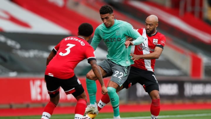 Everton’s English midfielder Ben Godfrey (C) vies for the ball with Southampton’s Nathan Redmond and Ryan Bertrand (Photo by FRANK AUGSTEIN/POOL/AFP via Getty Images)
