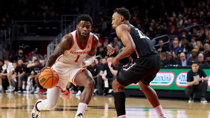 Houston Cougars guard Jamal Shead dribbles against Cincinnati Bearcats guard Mika Adams-Woods at Fifth Third Arena. Getty Images.